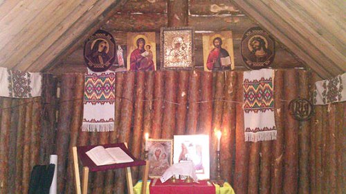 З таких умов, наче із землі, воскресає Україна - єпископ УГКЦ освятив каплицю збудовану бліндажем.(ФОТО)